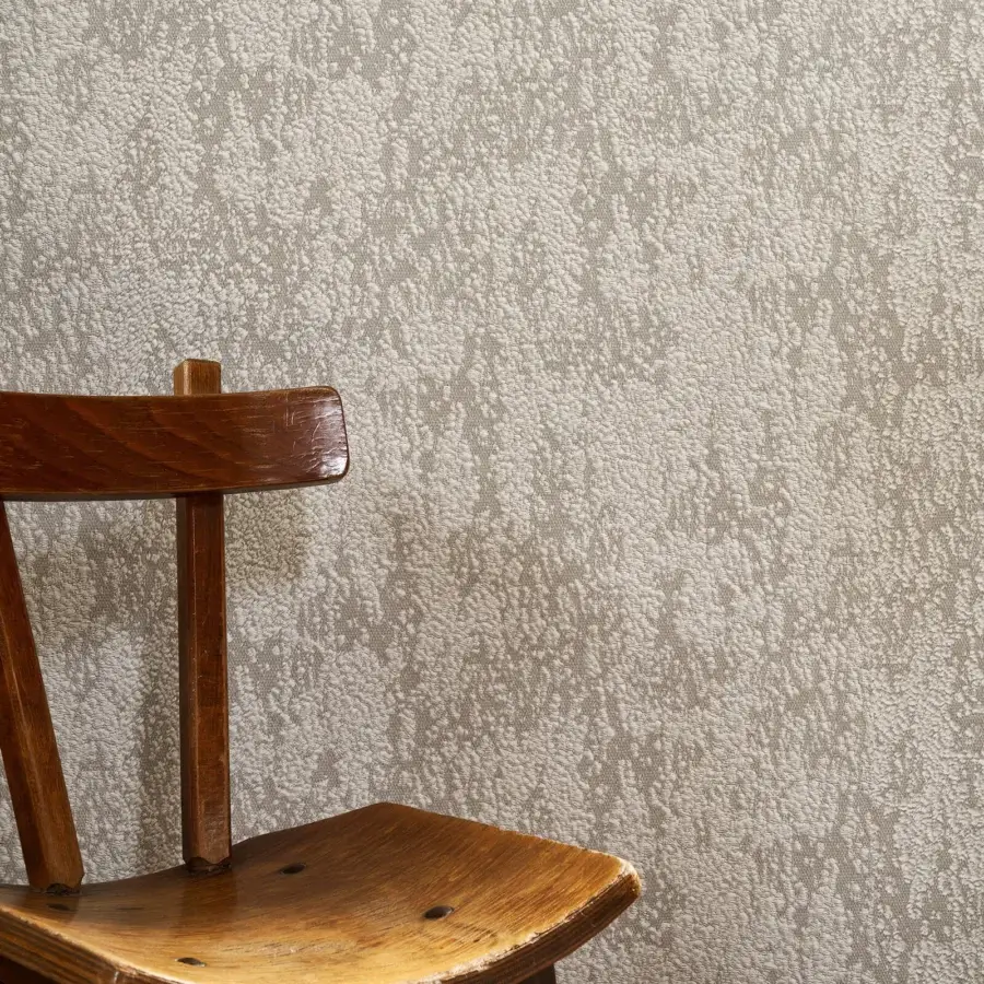 Elegant Wall&Decò Mose wallpaper with branching pattern in warm gray vinyl over non-woven fabric