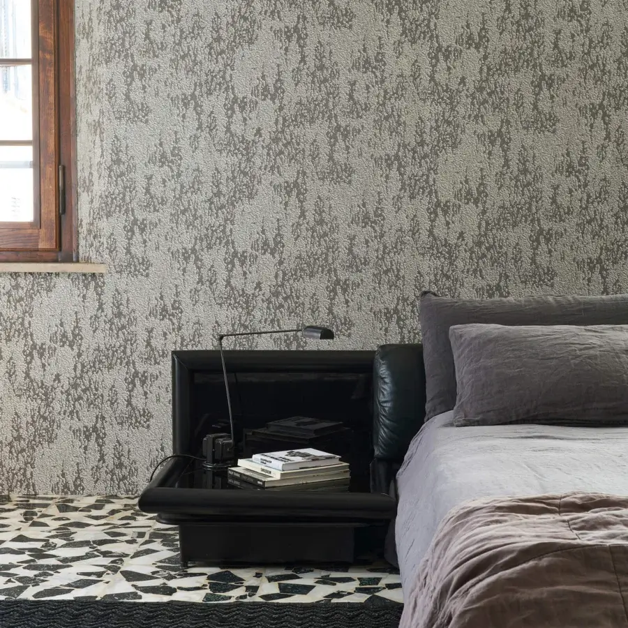 Distinguished Wall&Decò Mose wallpaper with organic cloud patterns in sophisticated gray tones and durable vinyl surface
