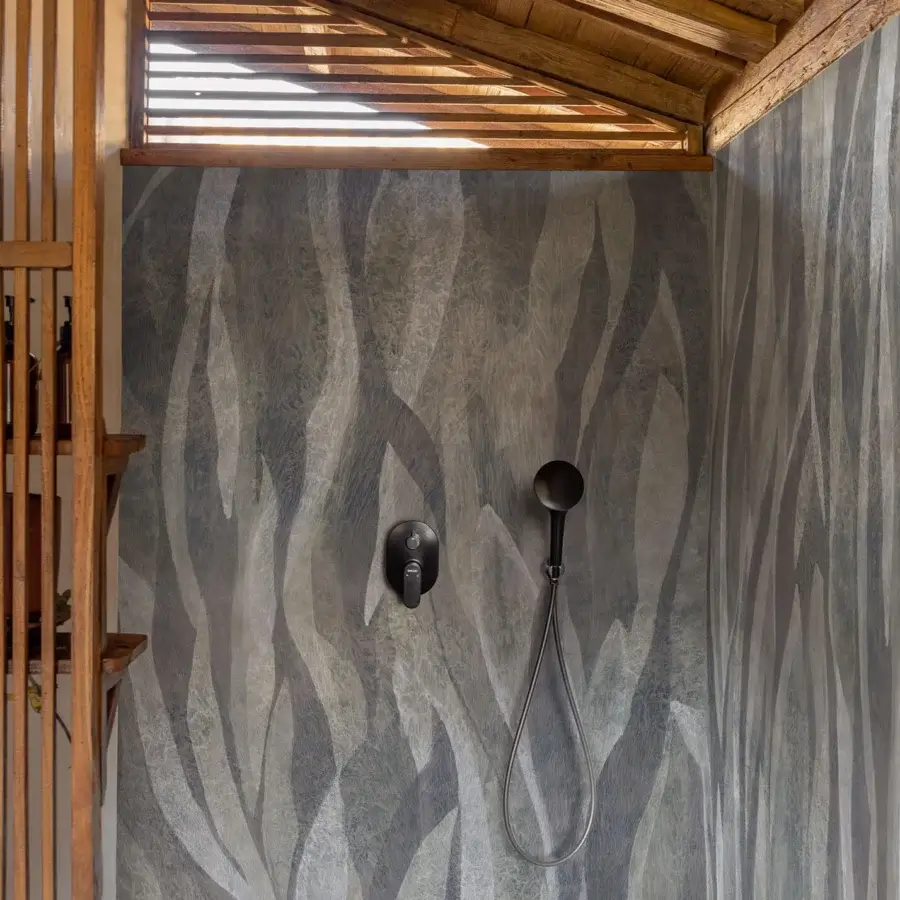 Exceptional Wall&Decò Majestic Kelp wallpaper with abstract underwater seaweed forms in a muted gray palette and matte finish