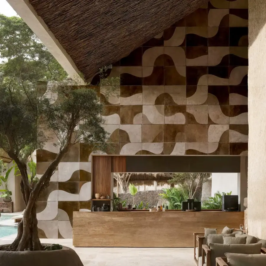 Distinguished Wall&Decò Cinnamon Shadows Outdoor wallpaper with a soft geometric design in beige and brown fiberglass fabric with a transparent finish