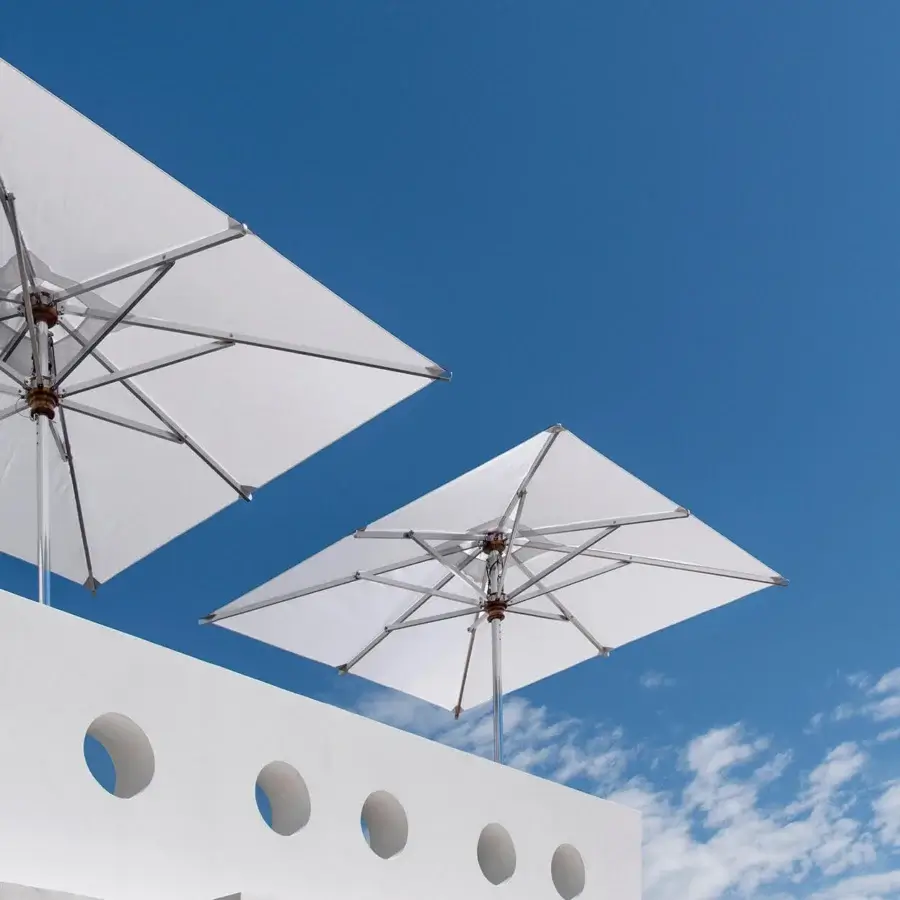Superior Ethimo Free Umbrella parasol in white textile with a smooth satin metal frame crafted in Italy
