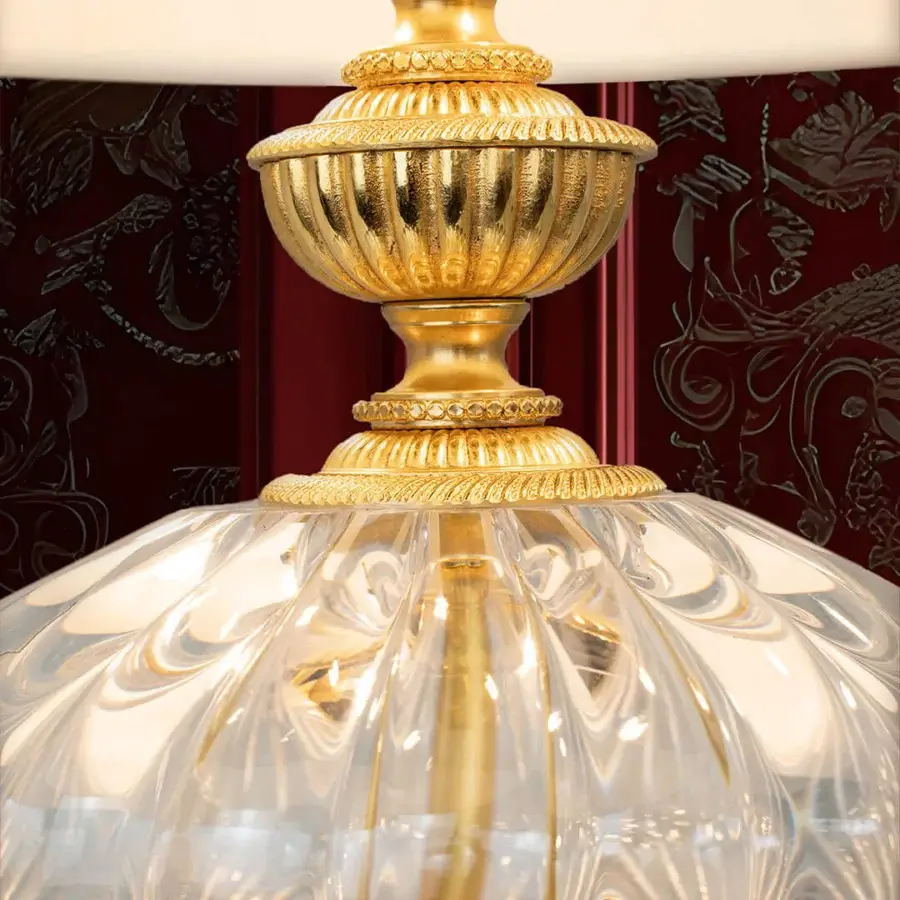 Superior Laudarte Temi table lamp with bronze cast structure, radiant 24K ancient gold plating and sculpted Murano glass sphere