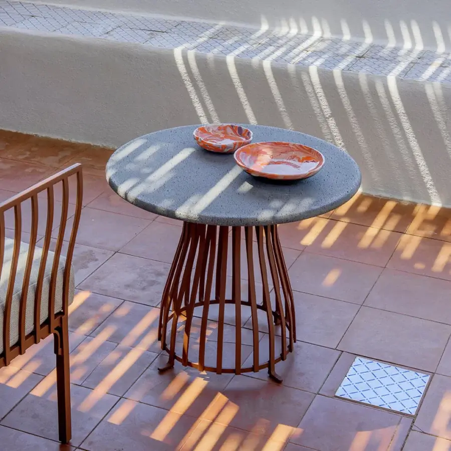 Exceptional Ethimo Venexia coffee table with a speckled grey stone tabletop and reddish-brown satin aluminum slats