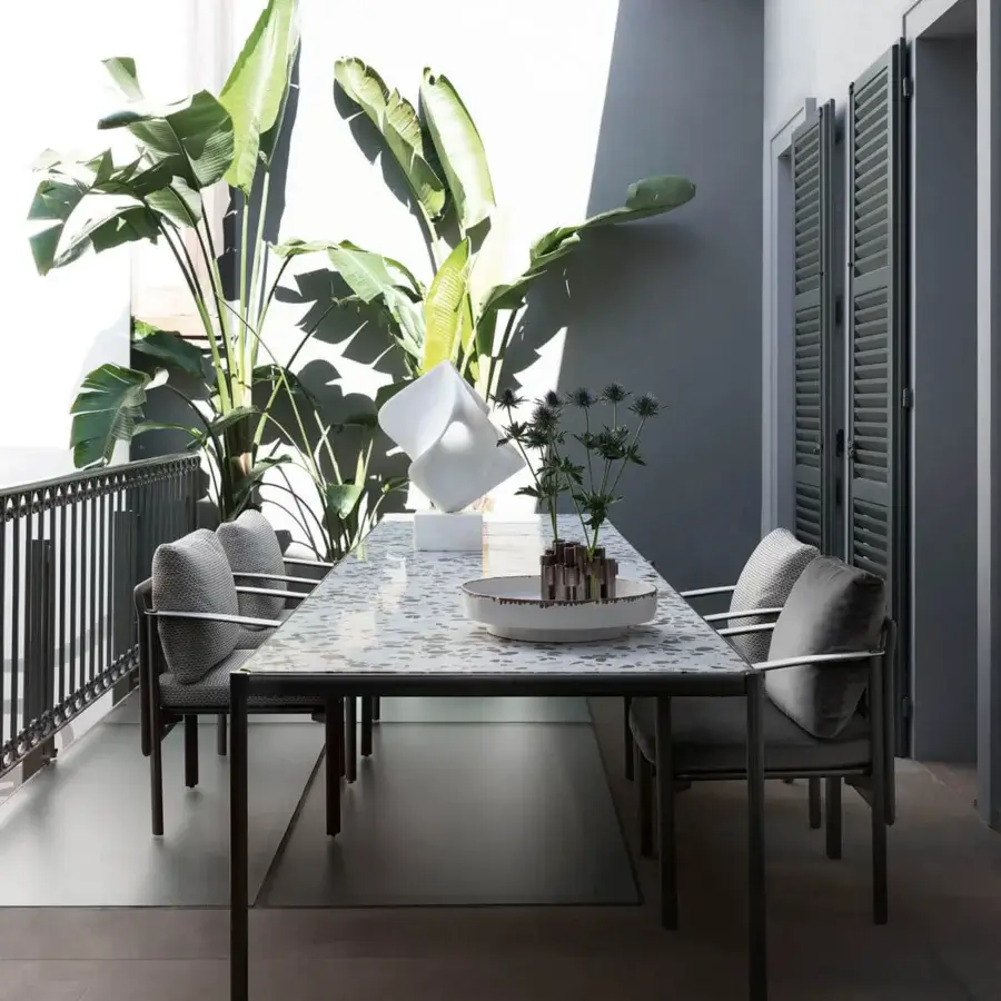 Distinguished Giorgetti Aldìa table with a mosaic tabletop in dark gray and white, built with a matte dark gray metal frame