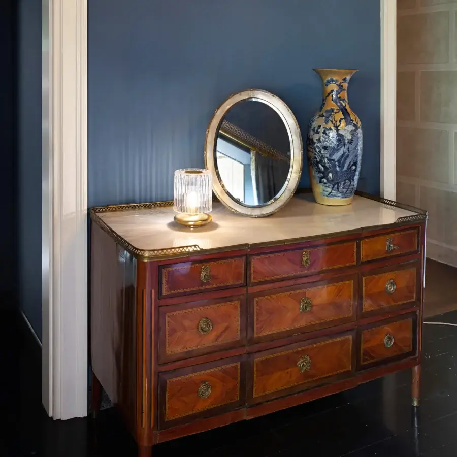 Avant-garde Vistosi Tread lamp crafted in muted gold tone with rhythmic vertical ribs and a smooth satin finish