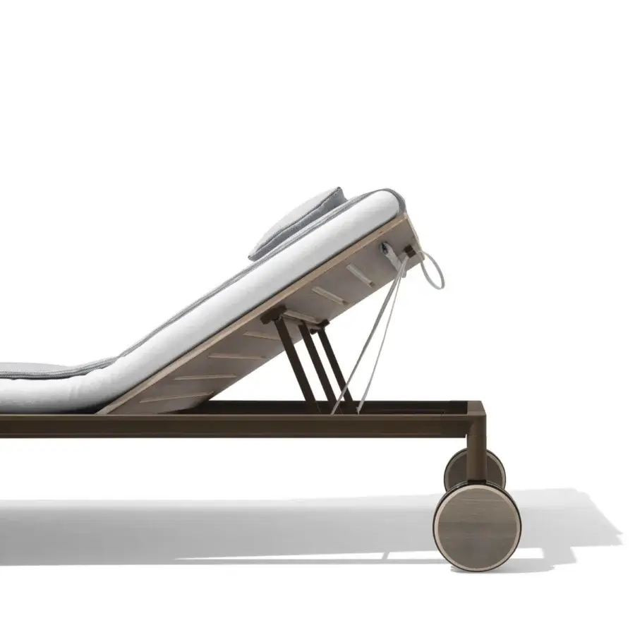Exceptional Giorgetti Gea lounger crafted with carob powder-coated aluminum and light gray Breathair® cushion