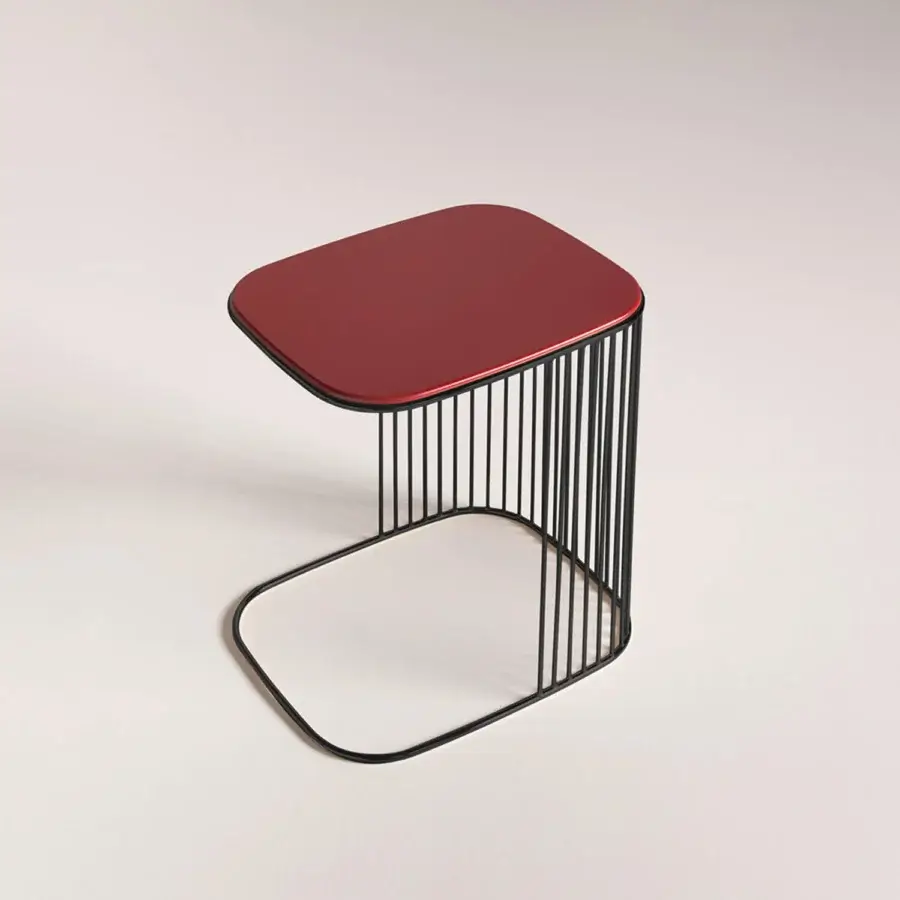 Elegant Frag Comb side table with a matte black metal base and reddish-burgundy tabletop in gloss finish
