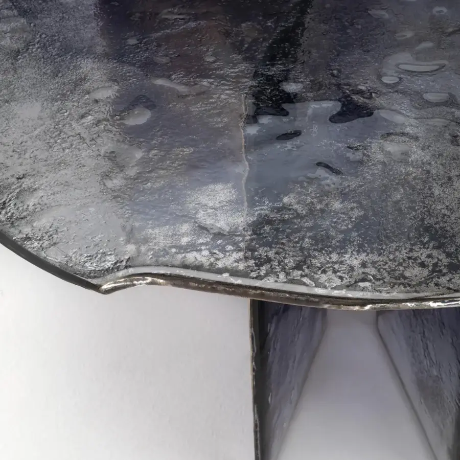 Superior Arte Veneziana Gò table crafted in two layers of baked glass with irregular edges and silver accents with a degradé varnish