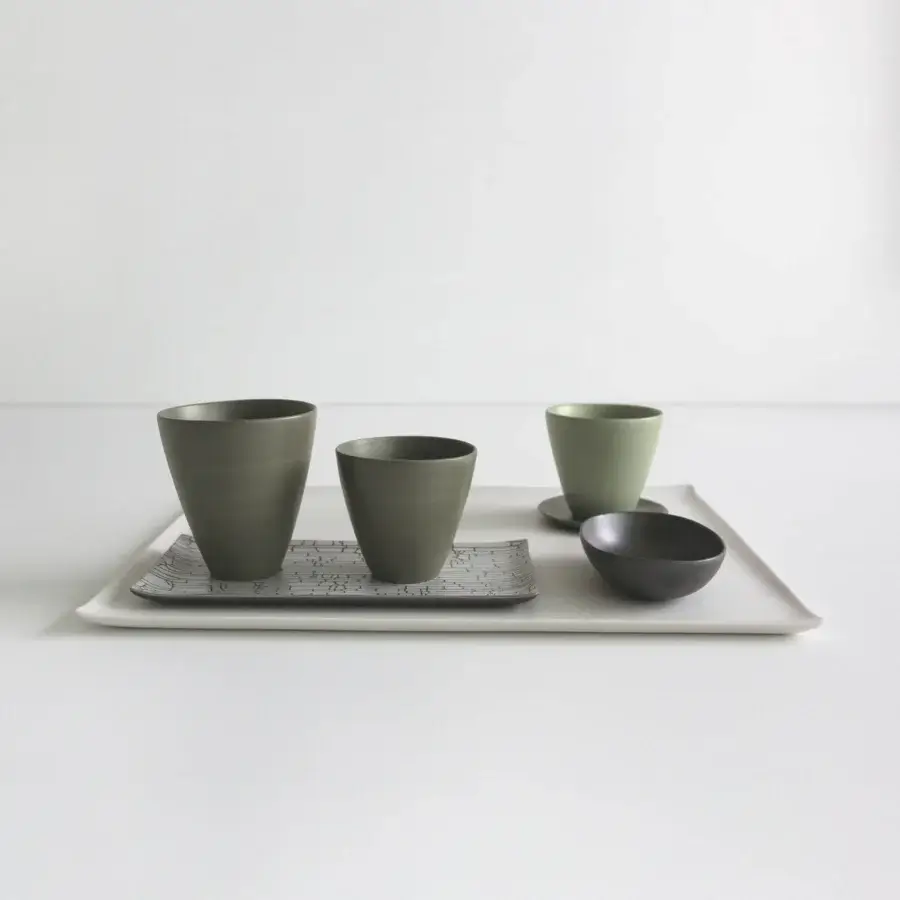 Exceptional Rina Menardi Vassoi Rettangolari centerpiece tray in pale grey-white ceramic with a contemporary grid finish