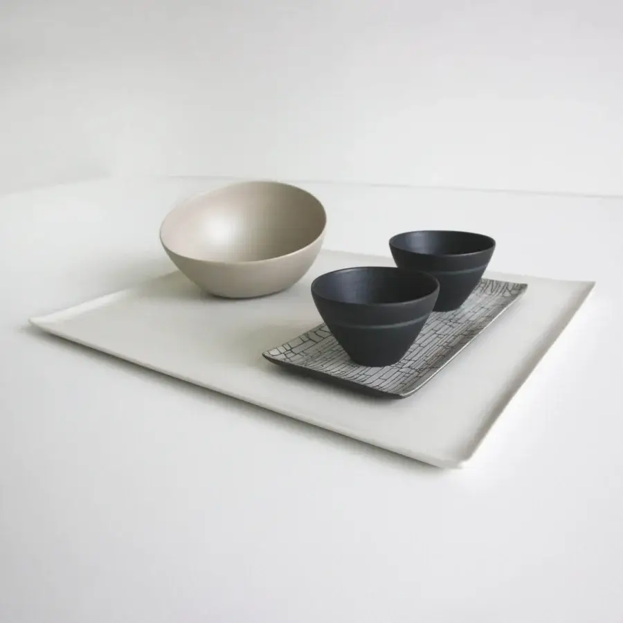 Superior Rina Menardi Vassoi Rettangolari centerpiece tray in glossy white ceramic with geometric gray and black accents