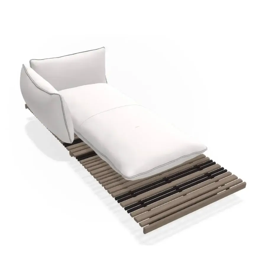 Elegant Giorgetti Apsara chaise lounge with carob powder-coated aluminum base and Afrormosia wooden slats, finished in bright white waterproof fabric