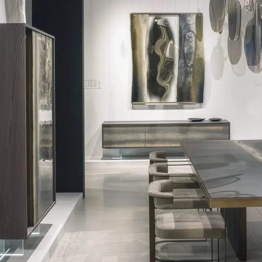 Exquisite Arte Veneziana Vipacco mirror built with burnished brass and sliding glass panels in Miage finish with antique silvering