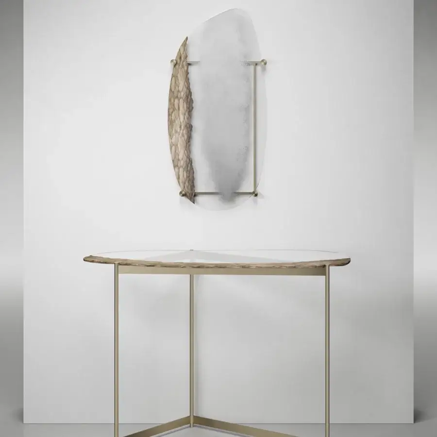 Elegant Arte Veneziana Arve mirror with extra-clear glass, burnished brass metal and a delicate Miage finish