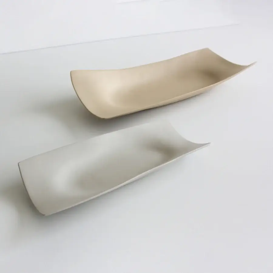 Exceptional Rina Menardi Vassoi Rettangolari Onde tray in warm beige with a smooth matte finish crafted in Italy