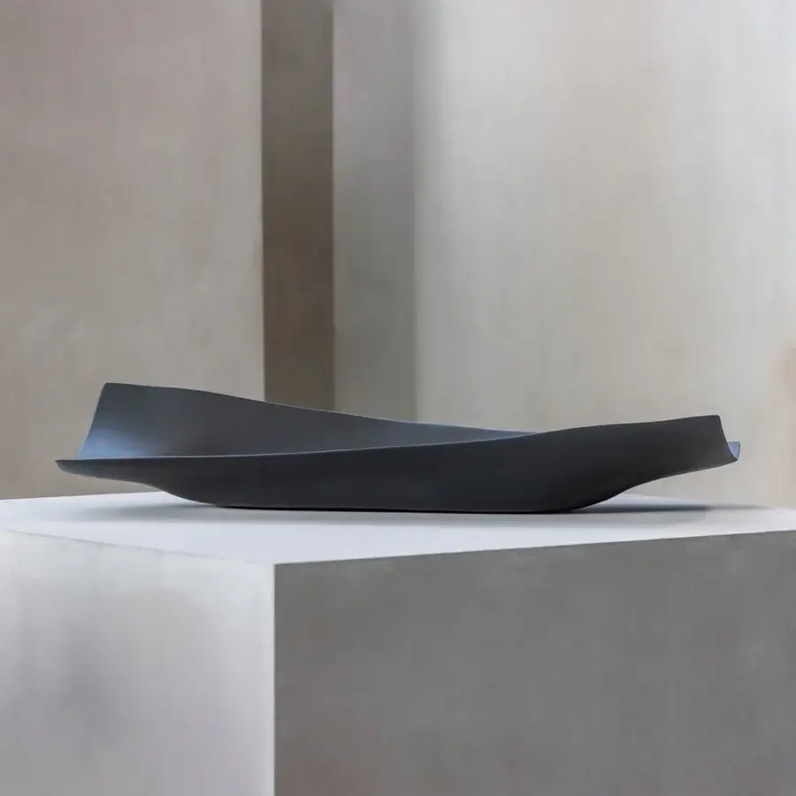 Distinguished Rina Menardi Vassoi Rettangolari Onde tray crafted in dark charcoal gray with a smooth matte finish