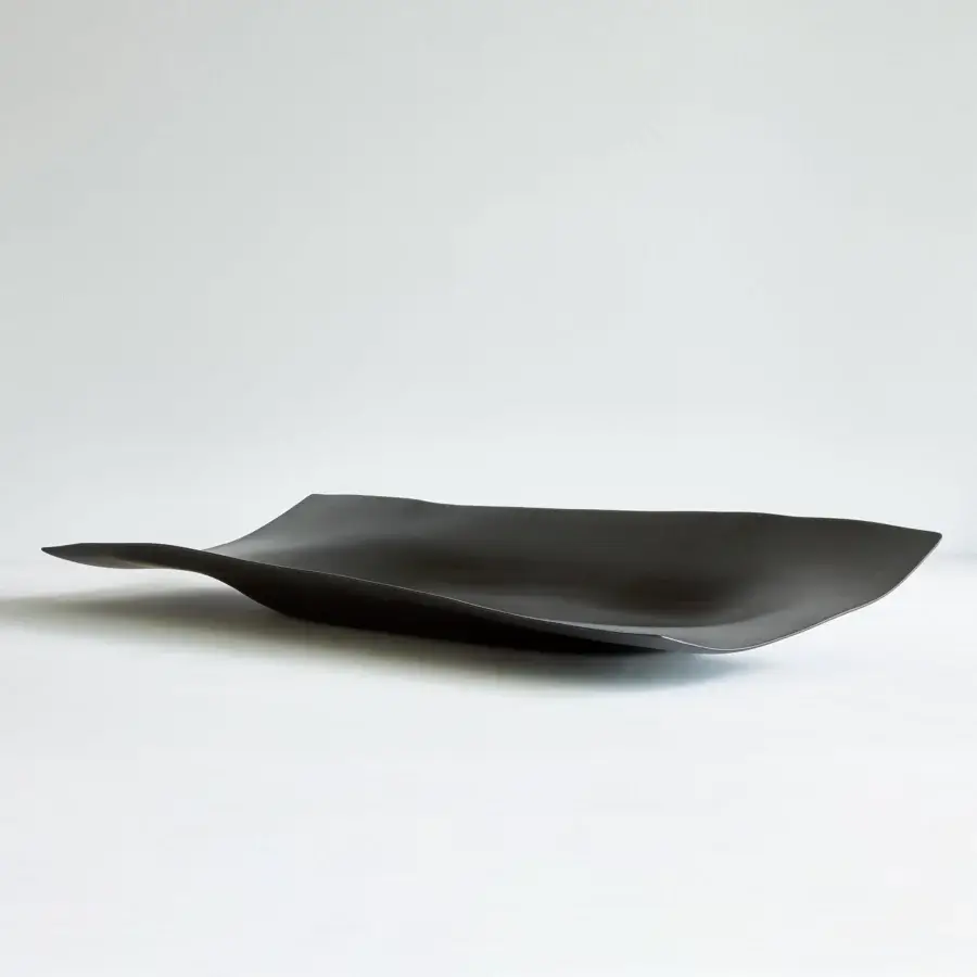 Exclusive Rina Menardi Vassoi Rettangolari Onde tray crafted in dark charcoal with organically curved silhouette and matte finish