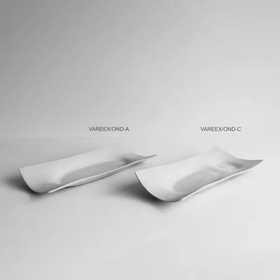 Exceptional Rina Menardi Vassoi Rettangolari Onde tray set crafted in light gray metal with a smooth satin finish