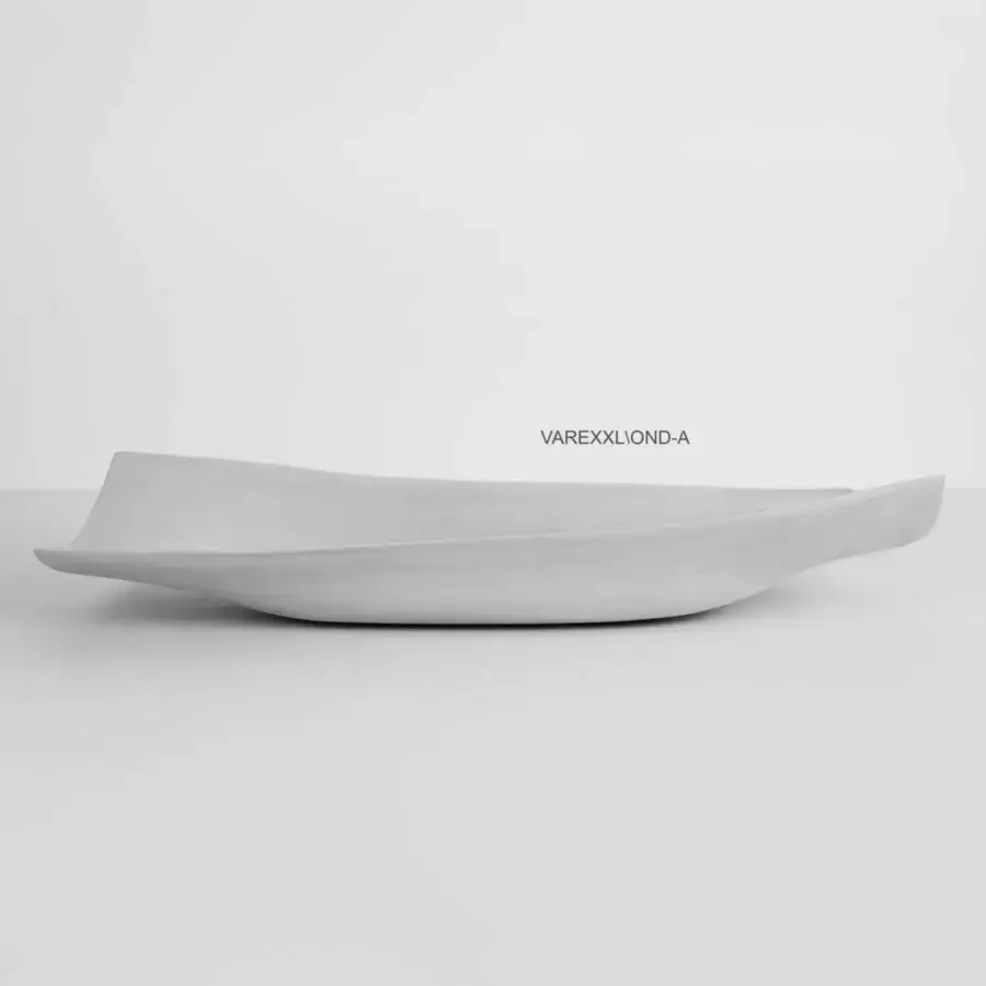 Superior Rina Menardi Vassoi Rettangolari Onde tray crafted in light gray with smooth matte finish