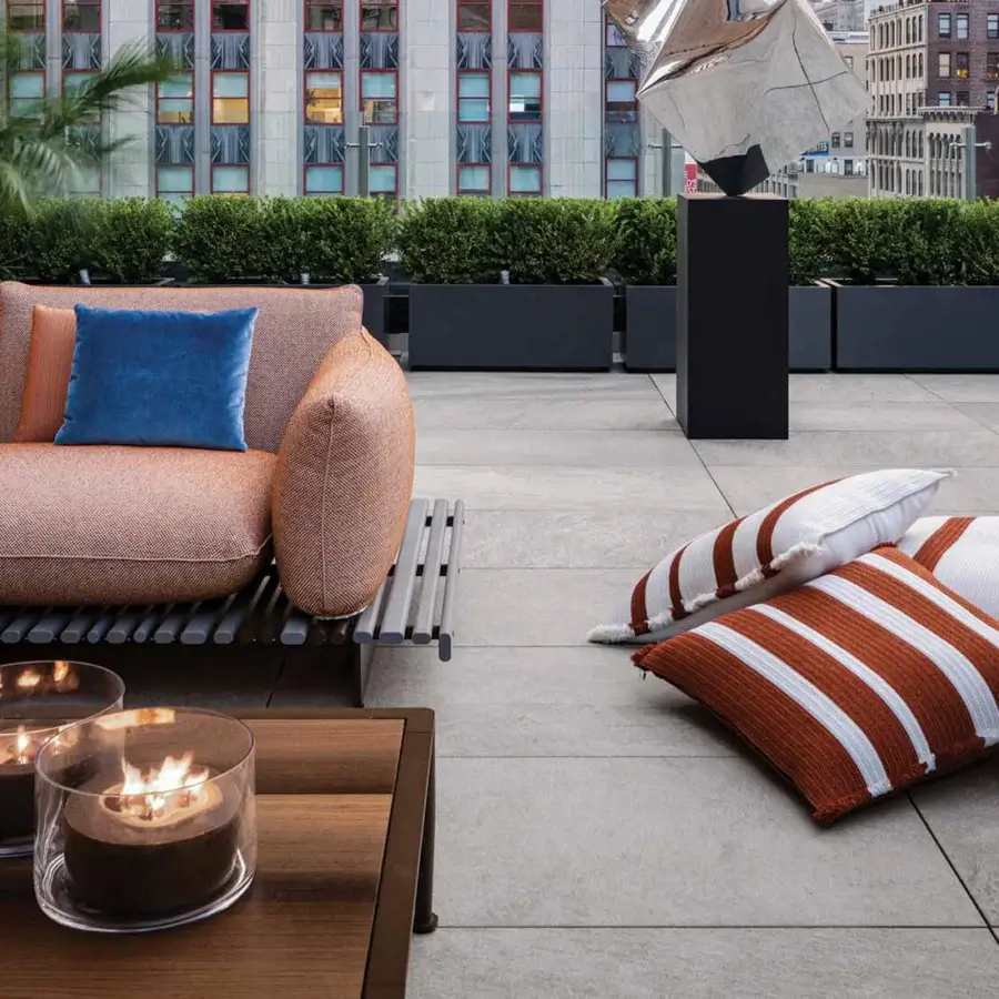 Elegant Giorgetti Apsara sectional with carob powder-coated aluminum, Afrormosia wooden slats, peach upholstery and blue cushions