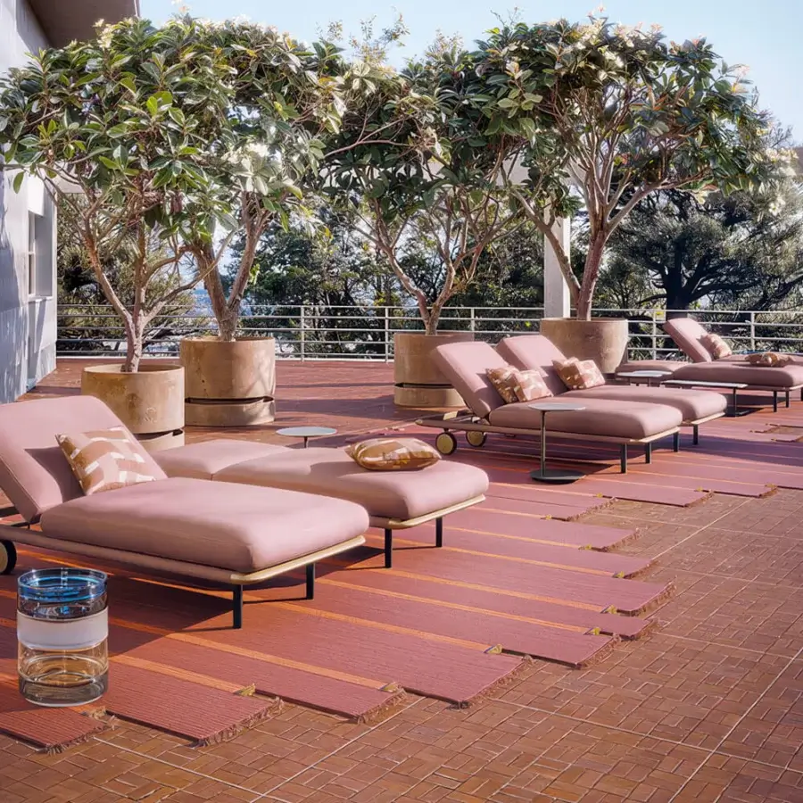 Innovative Giorgetti Nisida rug crafted in muted rose tone polypropylene braids with contrasting bands and delicate fringe detail