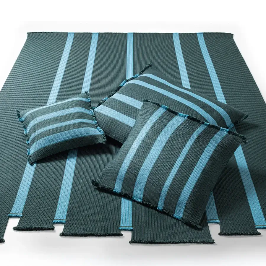 Distinguished Giorgetti Nisida rug woven with resilient polypropylene braids in sky blue and charcoal gray with coordinating fringe