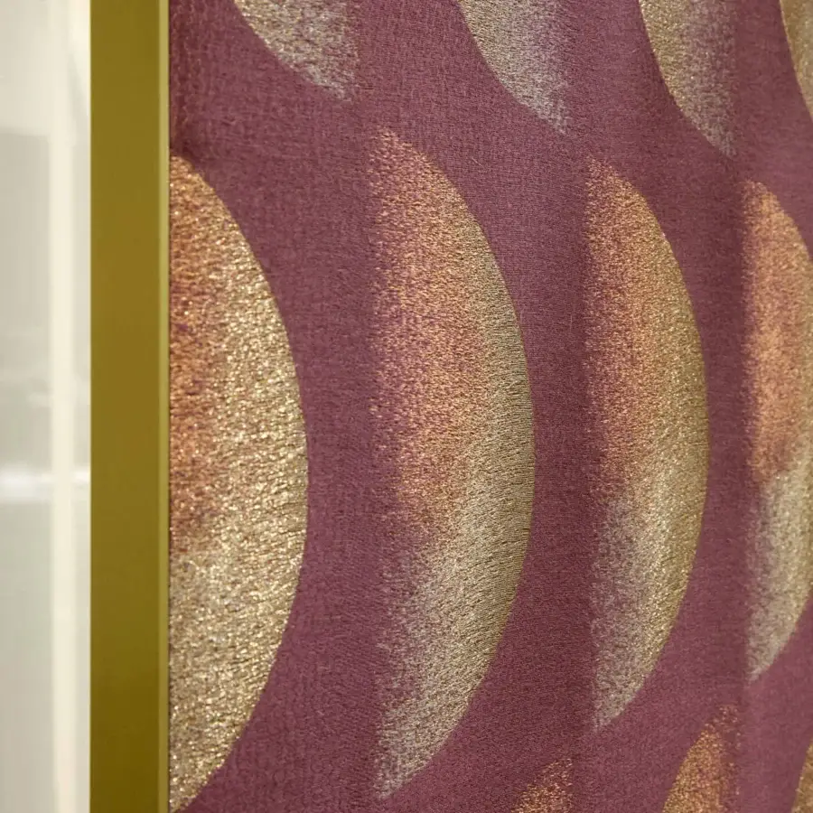 Superior Black Tie Tìam mirror with curved glass, textured burgundy surface and lustrous gold accents built with a travertine base