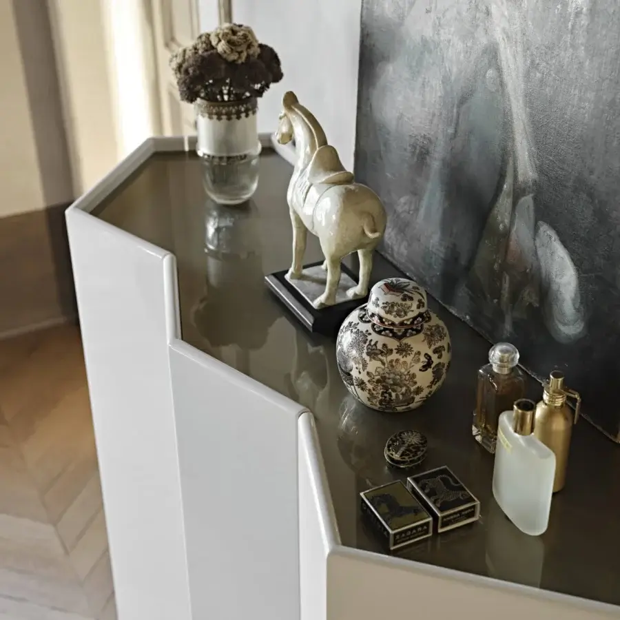 Exceptional Black Tie Gemma cupboard with rationalist form, white glossy surfaces and greyish-brown tinted glass top