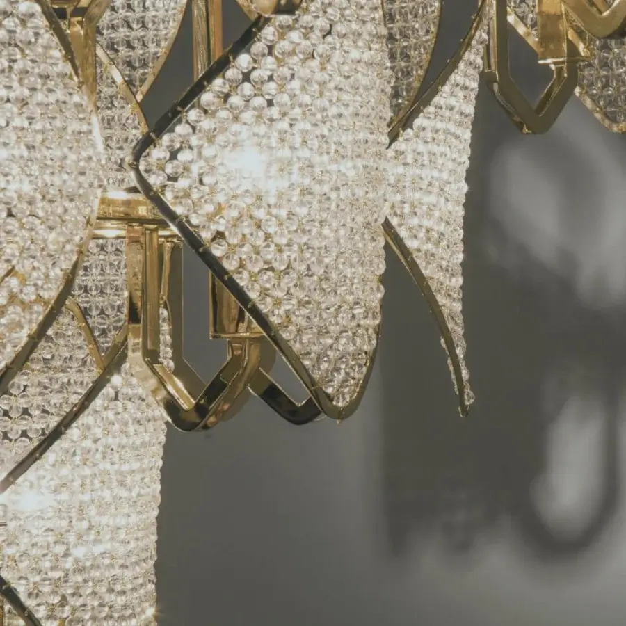 Superior Patrizia Garganti Holly chandelier with luminous clear glass elements and polished gold-tone metalwork crafted in Italy