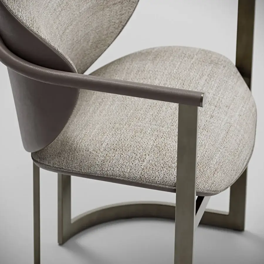 Superior Capital Flora armchair with enveloping design, light beige textile upholstery and galvanic aluminum structure