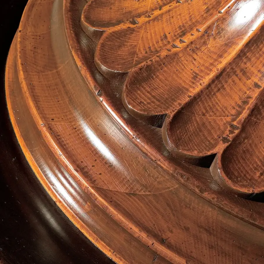Elegant Faber Mobili Boccaccino extendable table crafted in walnut with maple and ebony detailing and glossy finish