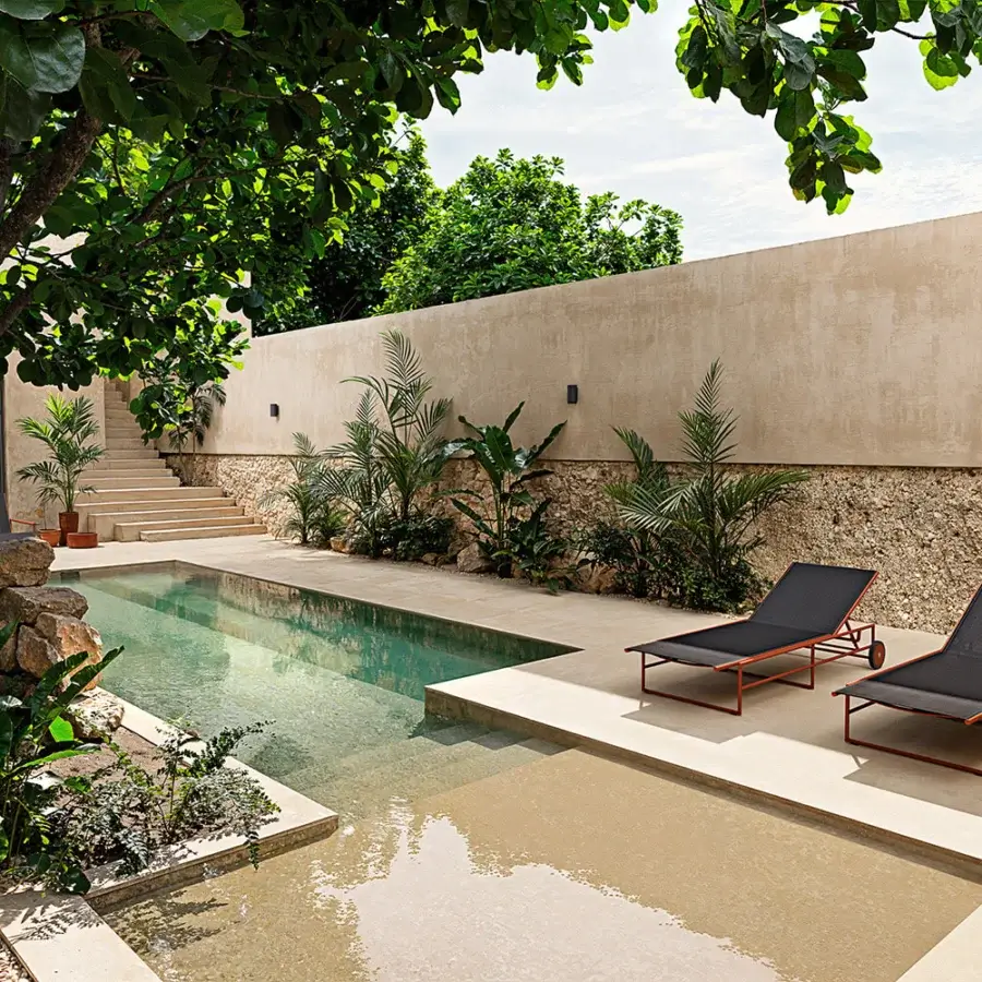 Elegant Atmosphera Pipe Lounger, a reclining form built with dark tubular steel and breathable high-performance textilene material