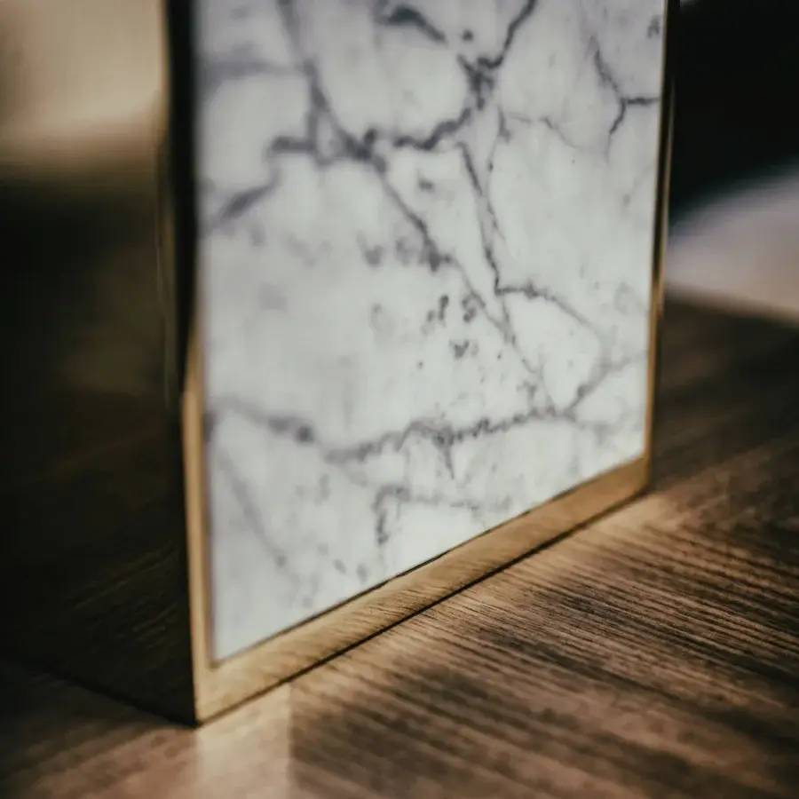 Elegant Black Tie Thelma table lamp in white Carrara marble and sleek gold-toned metal with a polished surface