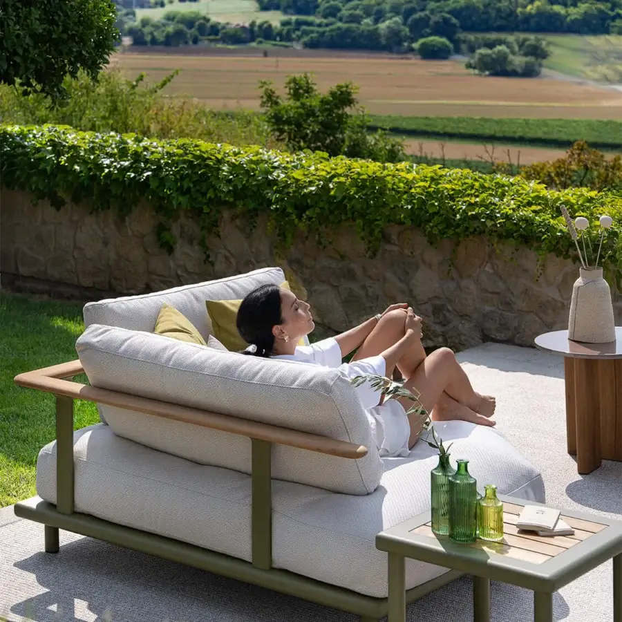 Sophisticated Atmosphera Bliss side table with resilient aluminum in olive green and natural teak tabletop