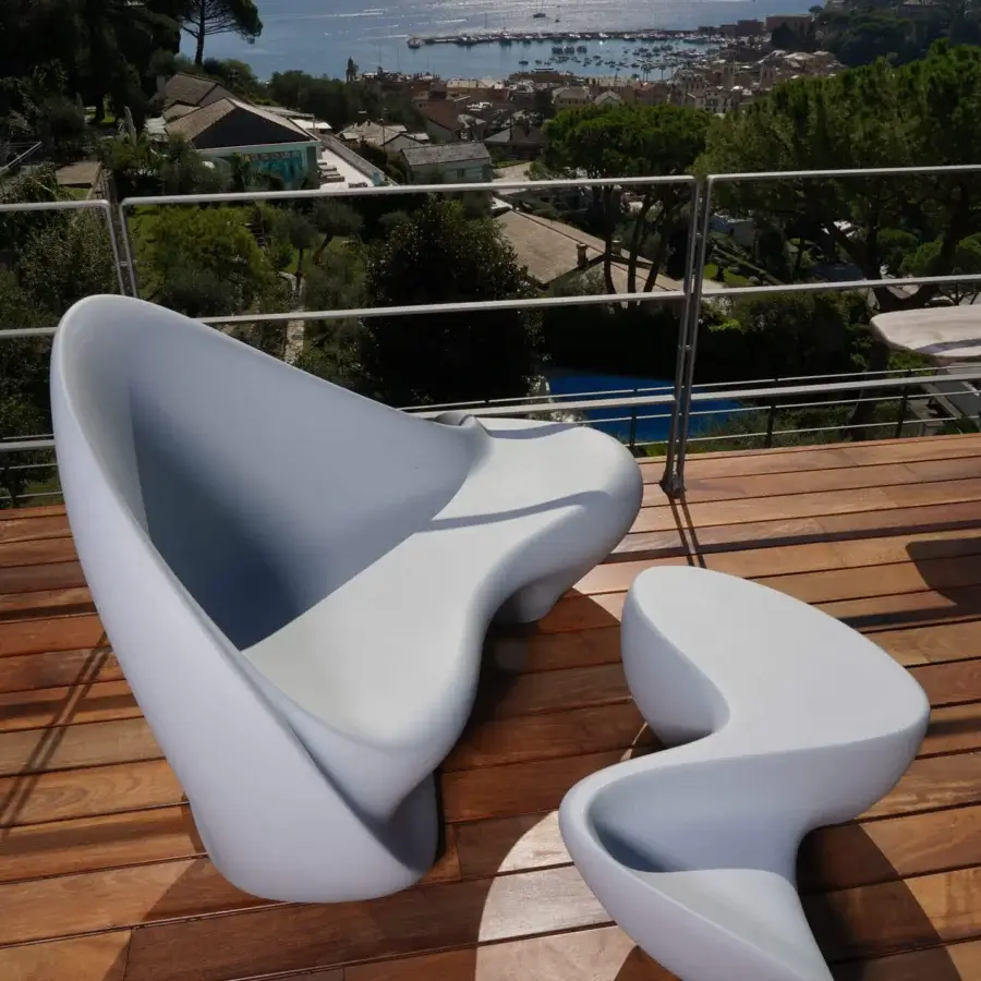 Exceptional Serralunga Ripple coffee table with sculptural wavy design crafted in cool white LLDPE with a refined lacquered finish