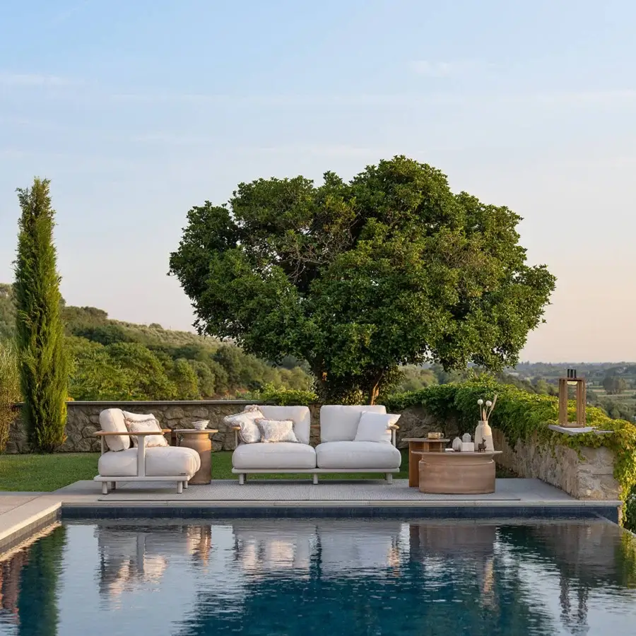 Exceptional Atmosphera Bliss sofa with a curved backrest, natural teak armrests and light beige woven outdoor upholstery in Gesso aluminum