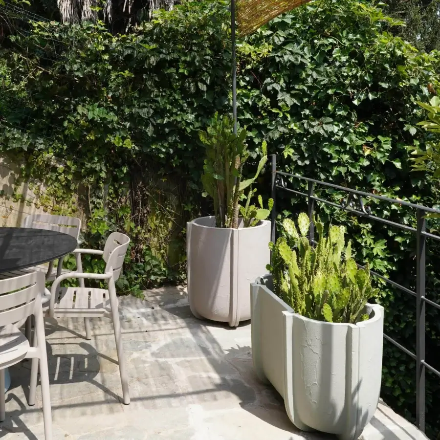 Distinguished Serralunga Cassero planter with pale grey concrete-effect LLDPE plastic and flowing asymmetrical lines