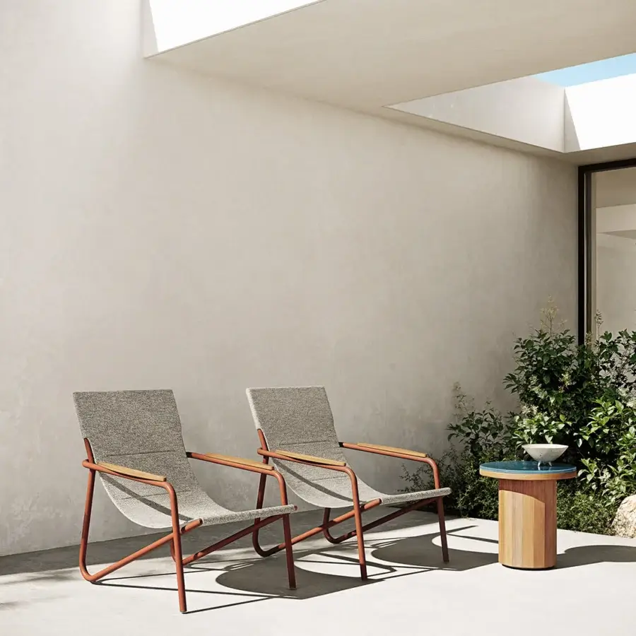 Elegant Atmosphera Zante lounge chair with reddish-brown aluminum frame, warm-toned wood armrests and neutral gray textilene seat