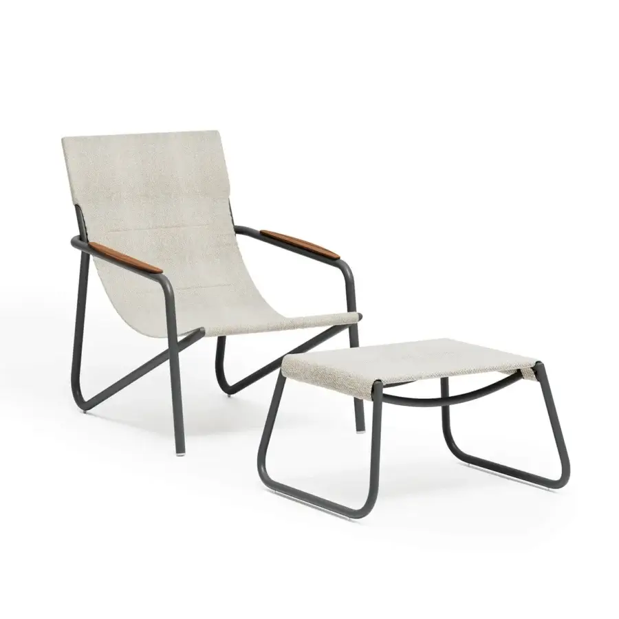 Elegant Atmosphera Zante lounge chair with aluminum frame, textilene seat and backrest, plus warm wooden armrests in light beige
