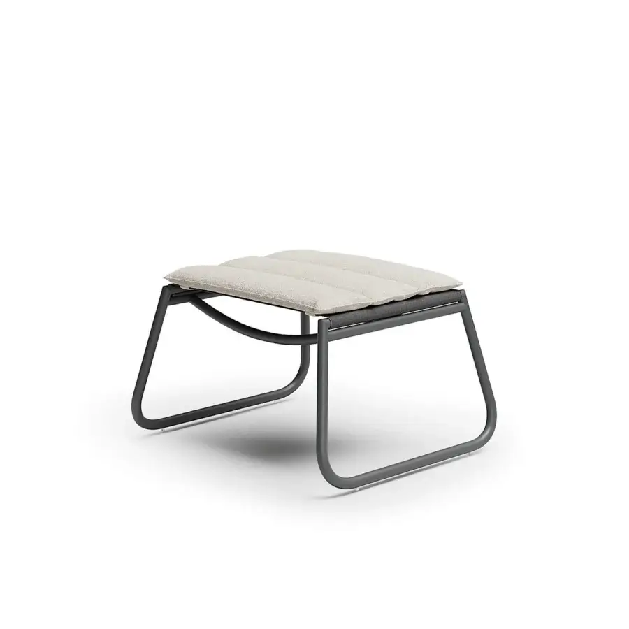 Sophisticated Atmosphera Zante padded lounge chair with light beige quilted textile and robust aluminum frame built with textilene