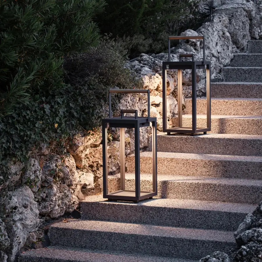 Sophisticated Atmosphera Alba floor lamp with aluminum frame and natural Teak, finished in dark gray matte