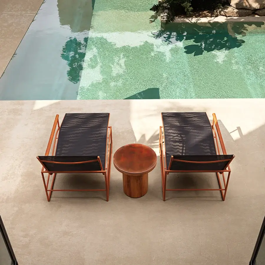 Elegant Atmosphera Frisbee side table with reddish-brown teak structure and striking Gres tabletop in satin finish