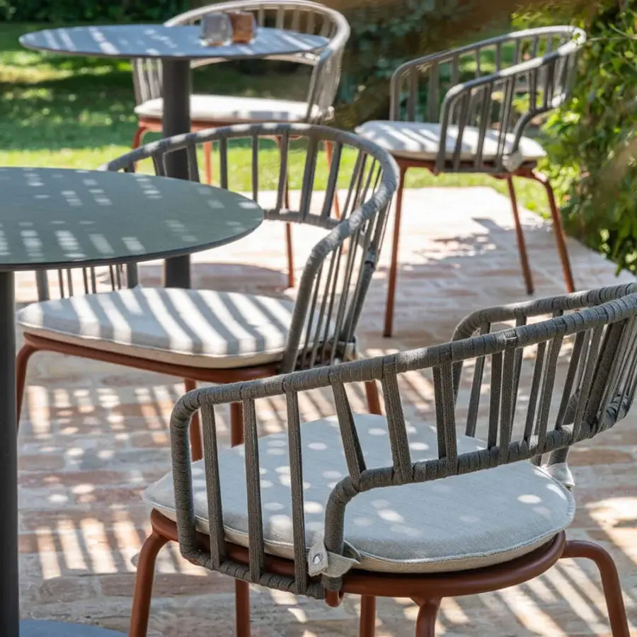 Superior Atmosphera Onda armchair with braided backrest and reddish-brown matte metal frame in light gray woven textile
