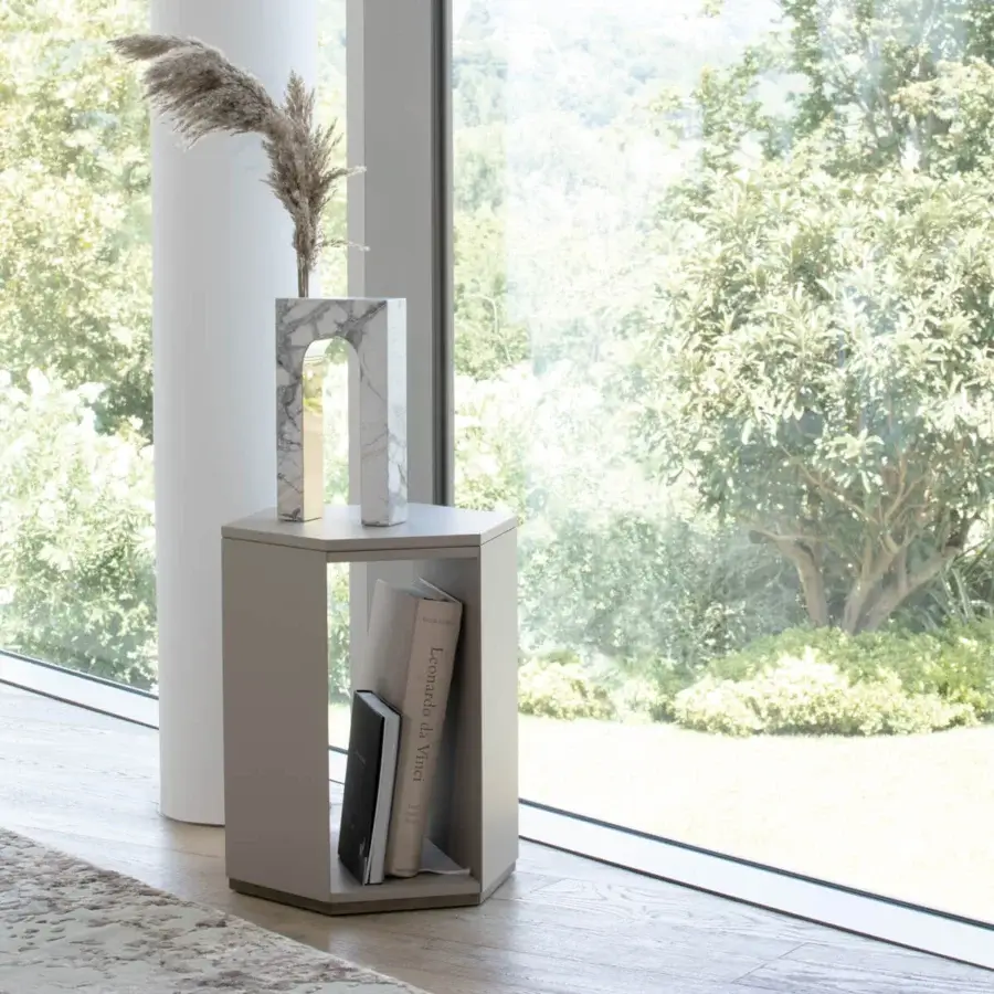 Exceptional Capital Dedalo side table crafted in wood with glossy white lacquer and gray veined marble
