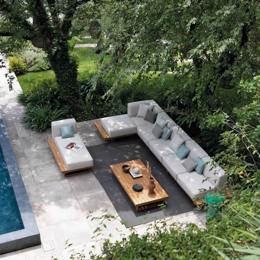 Exceptional Atmosphera Raffaello rug hand-woven in dark charcoal gray polypropylene and polyester for refined outdoor comfort