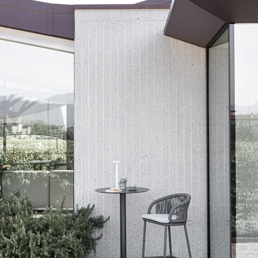 Refined Atmosphera Net B table with a dark-toned HPL tabletop and a matte dark gray powder-coated galvanized steel base
