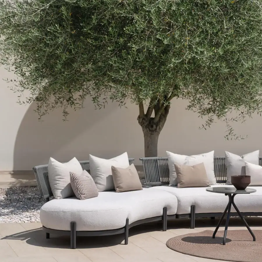 Captivating Atmosphera Loto sectional with a curved form built with dark gray metal and light gray textile cushions