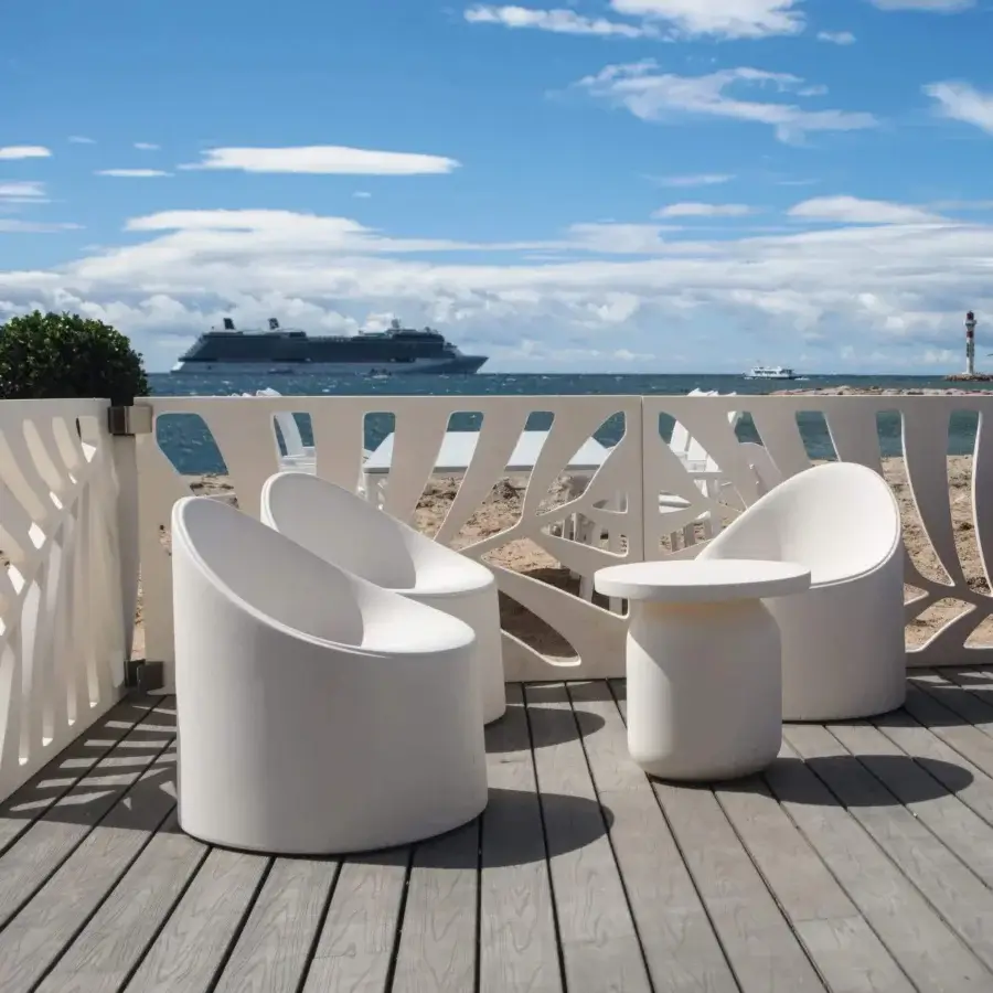 Elegant Serralunga Kentia Panel Divider crafted in white recyclable LLDPE with a matte leaf-shaped design for screening