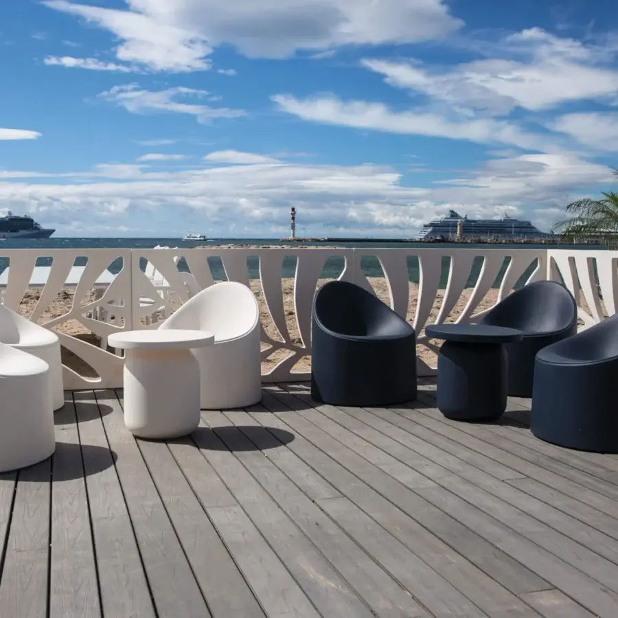Superior Serralunga Kentia Panel Divider crafted in white recyclable LLDPE with a smooth matte finish