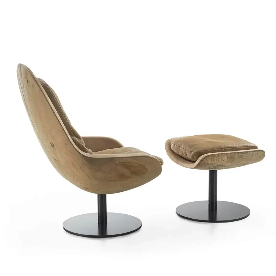 Elegant Riva 1920 Creus Lounge Chair set with cedar of Lebanon shell, tan cushion, matte black tubular legs