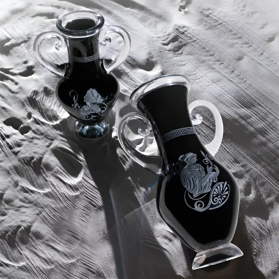 Luxury Duccio di Segna Anfitrite Amphora with sleek silhouette, deep black glass, clear crystal handles, rim, base, white etched Greek‑key motifs and high‑gloss sheen